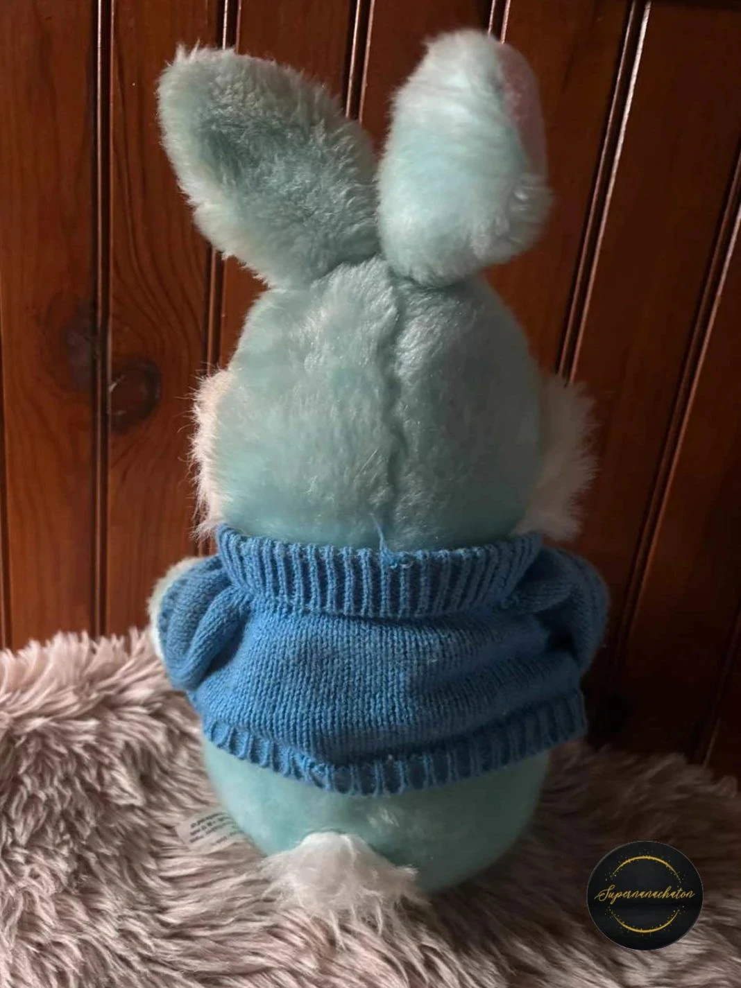 Peluche coelho com suéter e pequena cesta de Páscoa – photo 2